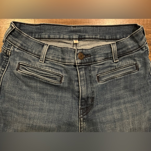 LEVI'S Classic Capri Mid Rise Medium Wash Blue Denim Jeans Women's Size 4 - Picture 3 of 4